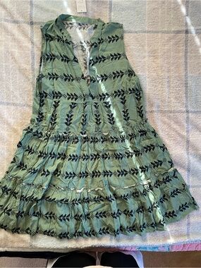 Cupshe Sage Green Sleeveless Tiered Midi Dress with Black Geo Motif